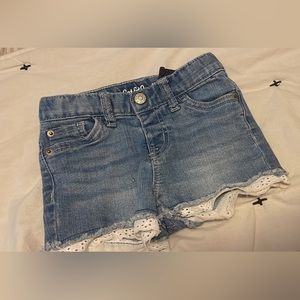 Toddler girls lace trim jean shorts